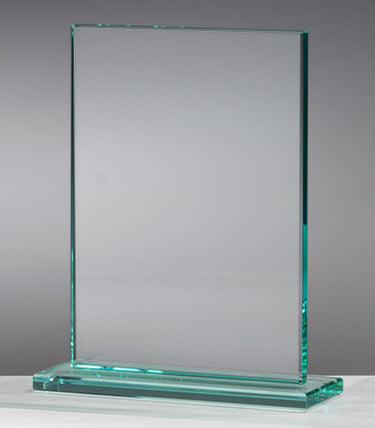Eine aufrecht stehende, rechteckige Plakette aus klarem Glas mit der Auszeichnung „Magdeburg 5-er Serie“ in den Größen 125 x 80 mm – 235 x 175 mm PK735774-70-5 auf grauem Hintergrund.